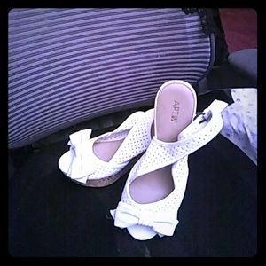 White wedge bow shoes